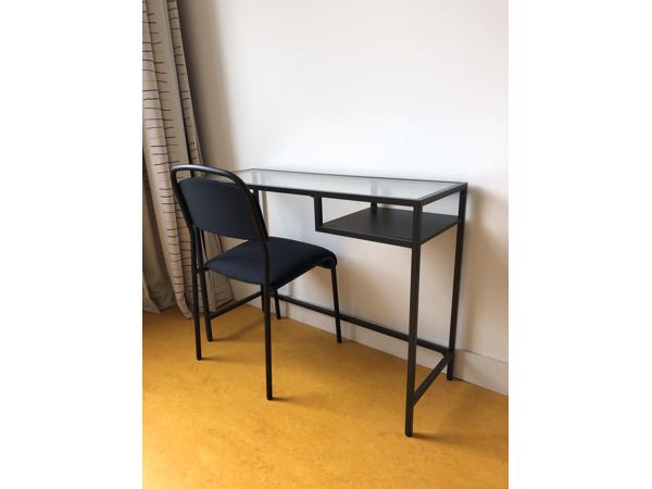 Laptoptafel en bijpassende stoel