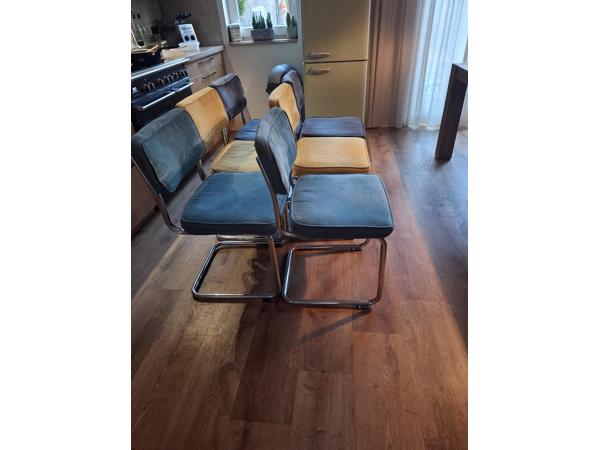 Gratis 6 eetkamer stoelen