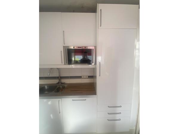 Keuken inclusief afwasmachine en magnetron