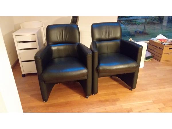 Twee stoelen op wieltjes
