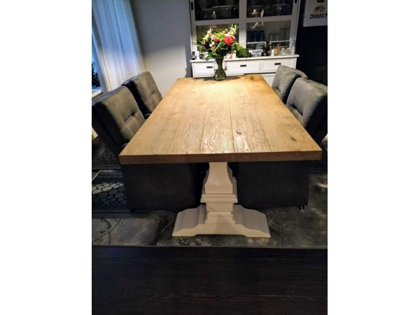 Massieve eettafel en 4 eetkamer stoelen