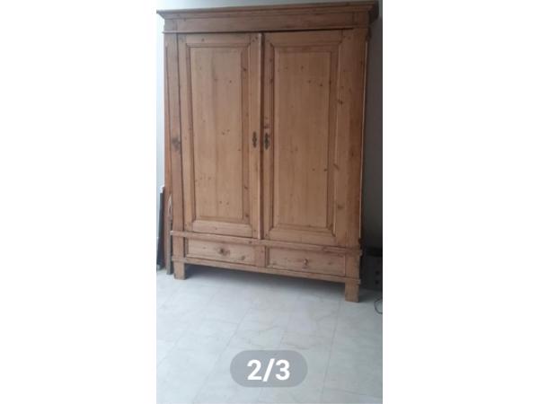 Oud grenen kast met mega veel bergruimte