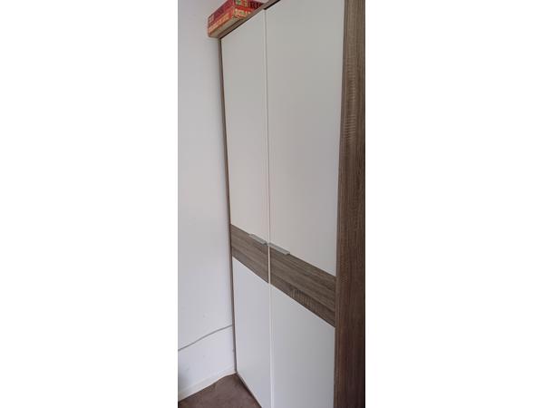 Bed, nachtkastje, kledingkast