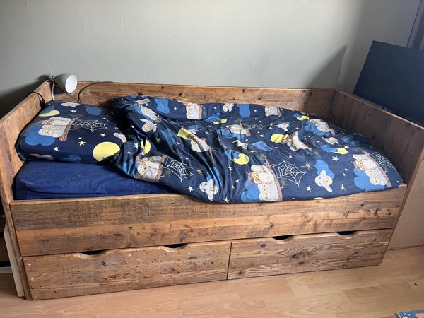 Steigerhouten bed