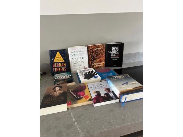 Vele boeken in goede staat om af te halen om ruimte in boekenkast te krijgen