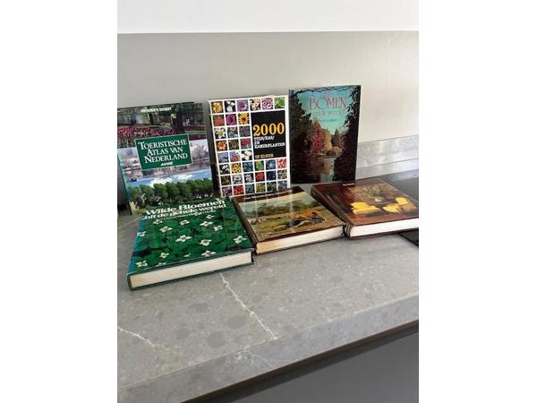 Vele boeken in goede staat om af te halen om ruimte in boekenkast te krijgen