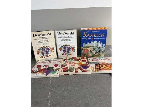 Vele boeken in goede staat om af te halen om ruimte in boekenkast te krijgen