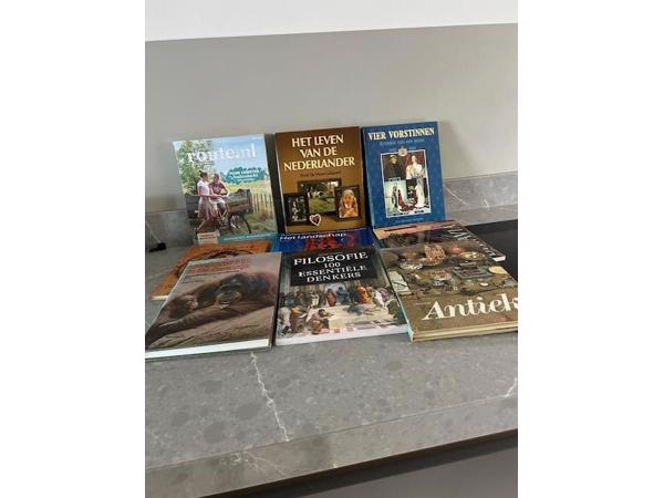 Vele boeken in goede staat om af te halen om ruimte in boekenkast te krijgen