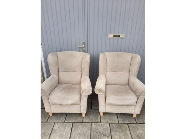 Twee beige fauteuils, suede-look