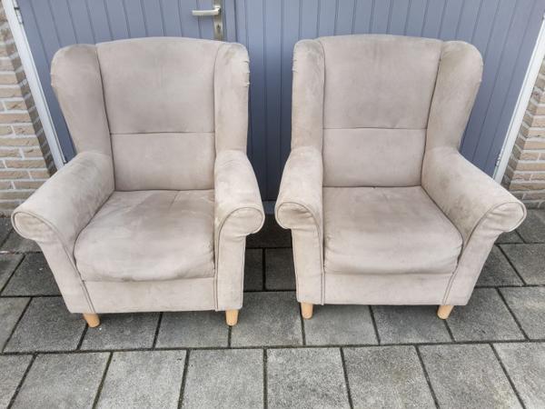 Twee beige fauteuils, suede-look