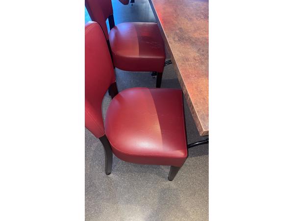 Heeft aandacht nodig goede en minder goede stoelen en banken