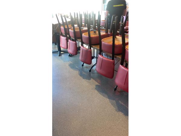 Heeft aandacht nodig goede en minder goede stoelen en banken