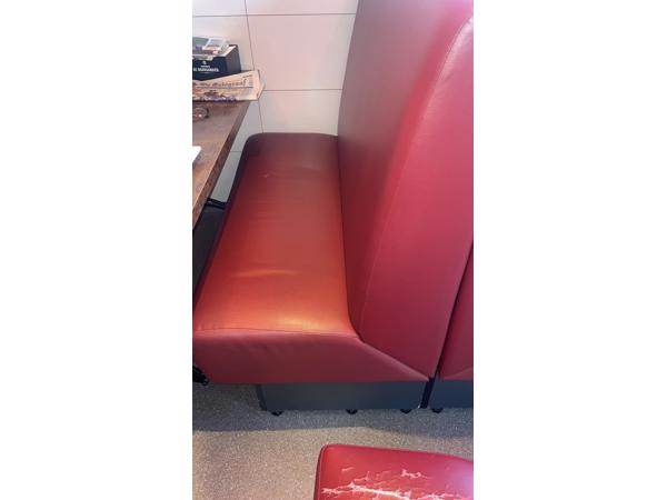 Heeft aandacht nodig goede en minder goede stoelen en banken