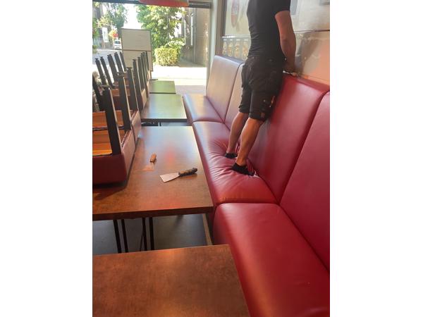 Heeft aandacht nodig goede en minder goede stoelen en banken