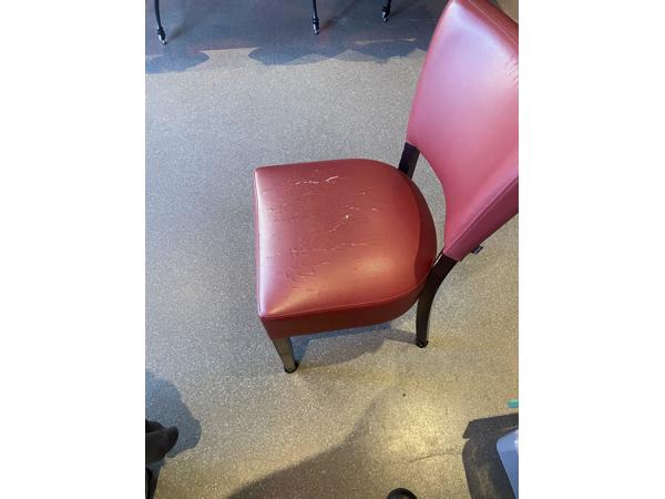 Heeft aandacht nodig goede en minder goede stoelen en banken