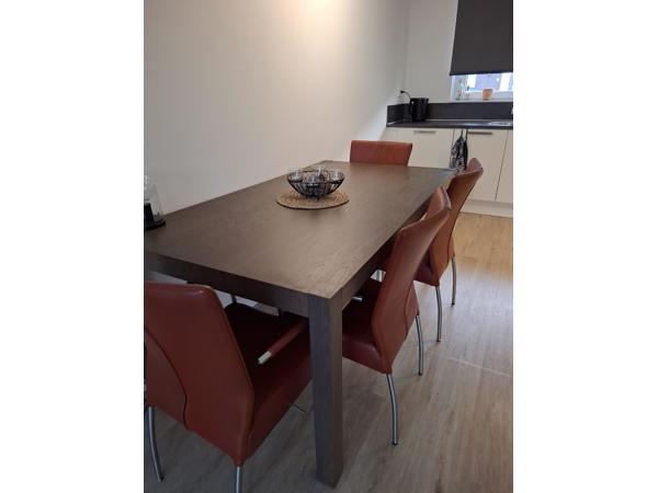 Eettafel met 4 stoelen en bijbehorende salontafel