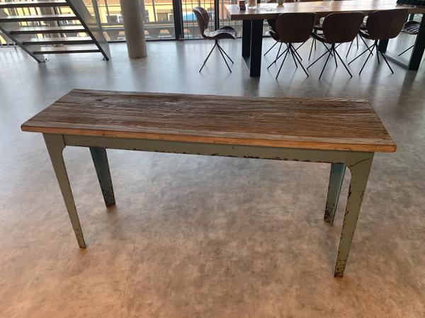 Retro tafel met metalen poten / onderstel