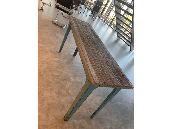 Retro tafel met metalen poten / onderstel