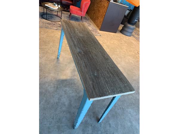 Retro tafel met metalen poten / onderstel