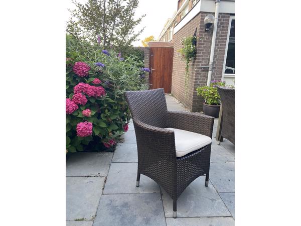 6 bruine tuinstoelen met kussen
