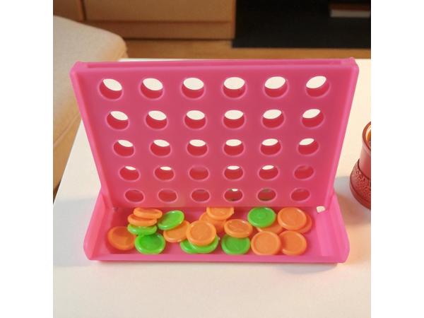 4 op een rij spel , roze mini formaat 7,5cm x 4,5cm