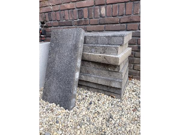 9 grijze terrastegels van 30 bij 60 cm