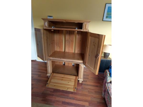 Grenen TV kast in goede staat