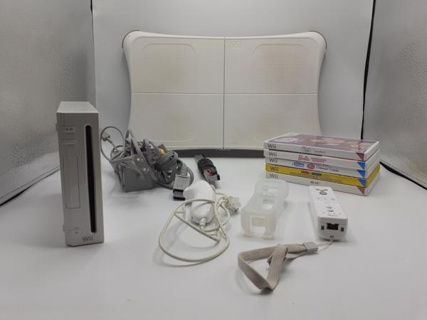 Nintendo Wii console + 1 controller + 1 nunchuk + 6 games +