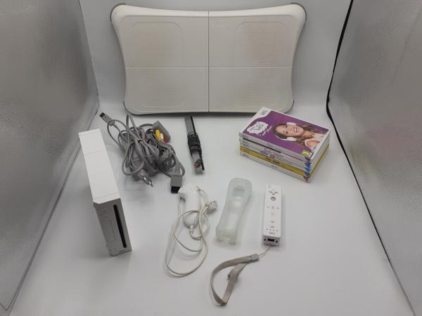 Nintendo Wii console + 1 controller + 1 nunchuk + 6 games +