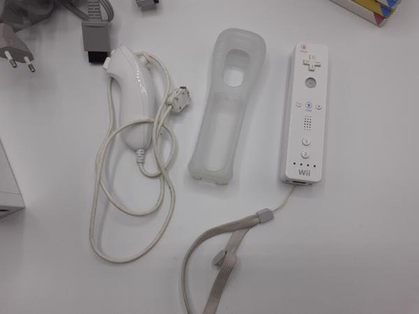 Nintendo Wii console + 1 controller + 1 nunchuk + 6 games +