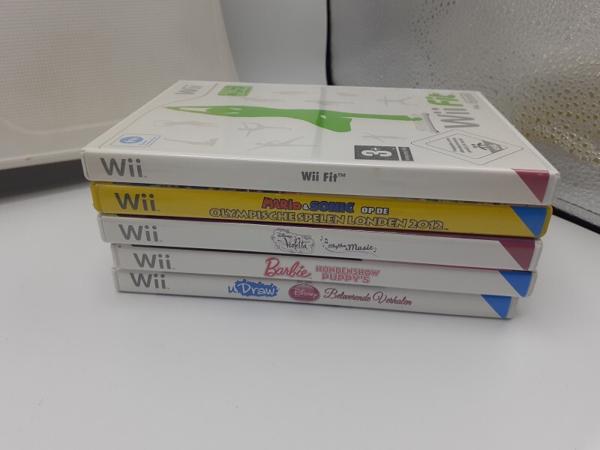 Nintendo Wii console + 1 controller + 1 nunchuk + 6 games +