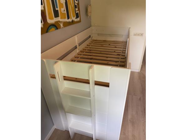Bed met trapje en speelruimte