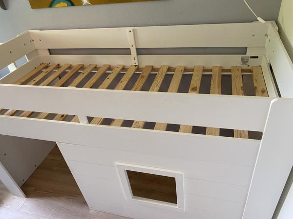 Bed met trapje en speelruimte