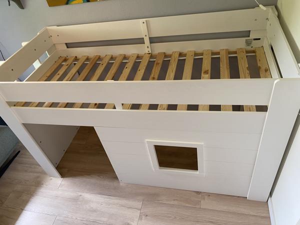 Bed met trapje en speelruimte