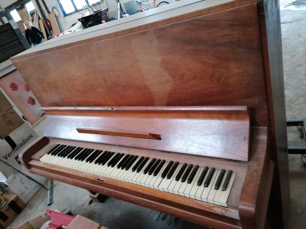 Leuke vintage piano