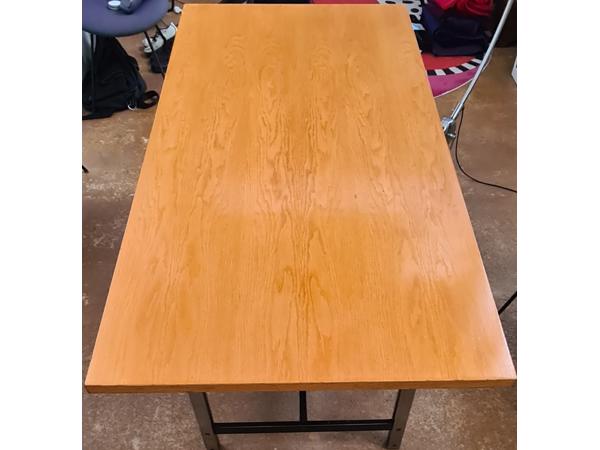 Eettafel modern staal onderstel blad beschadigd