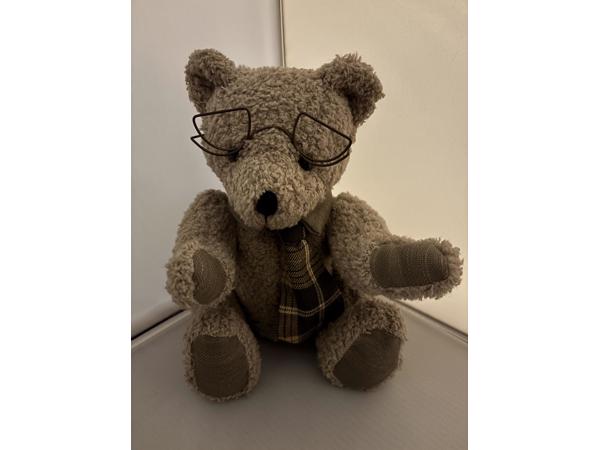 Beer knuffel met metalen bril en stropdas