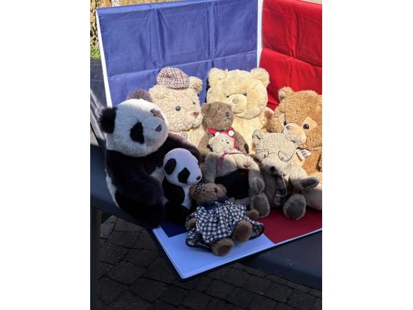 Beer knuffel met metalen bril en stropdas