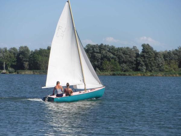 Polyester open zeilboot type Flying Junior (met schade)