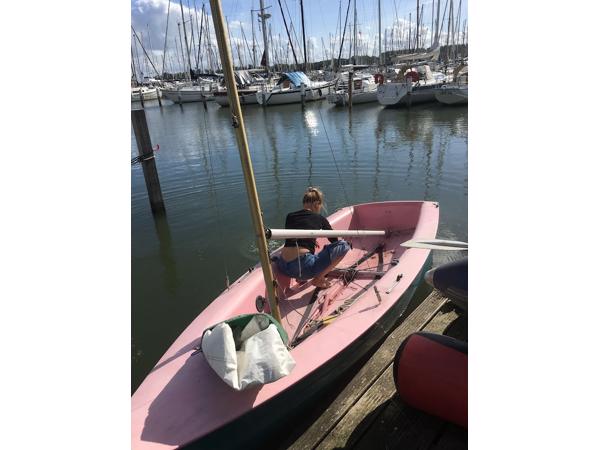 Polyester open zeilboot type Flying Junior (met schade)