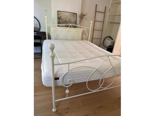 Mooie bed met matras 160X200cm