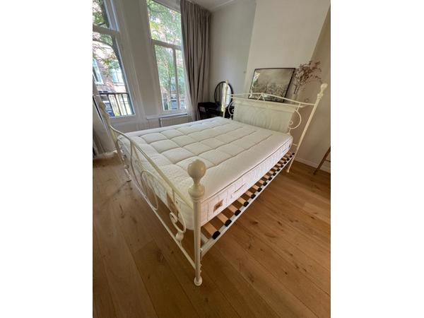 Mooie bed met matras 160X200cm