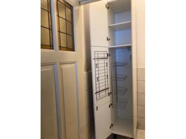 (Bij)keukenkast van wit hout, op pootjes