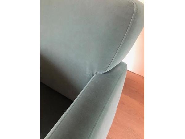 Groene fauteuil van alcantara-stof