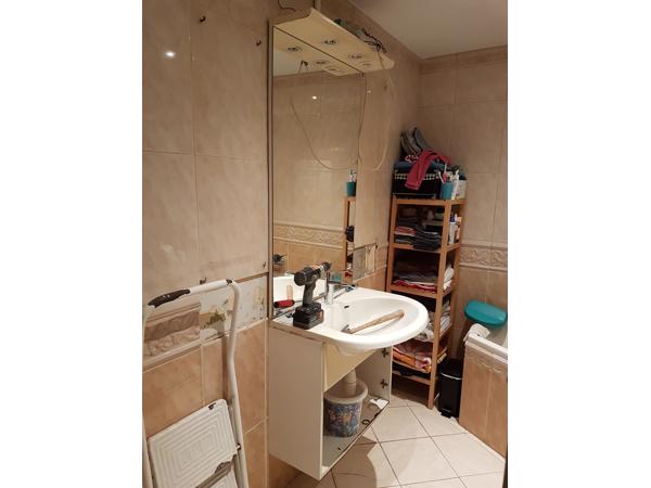 Badkamermeubel met wastafel en spiegels