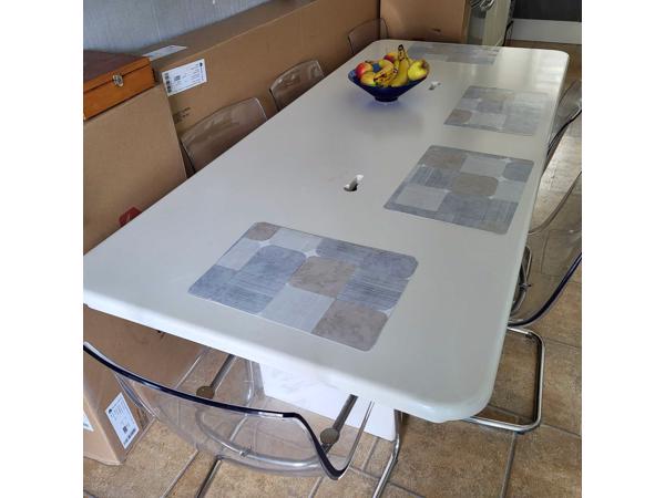 Wite grote eetttafel