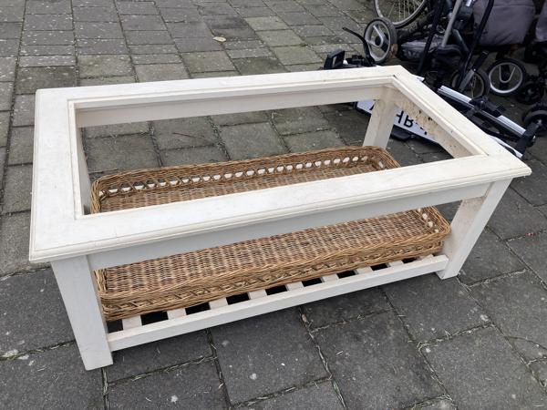 Salontafel, groot, met rieten mand en glasplaat