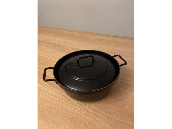 Zwarte braadpan met deksel