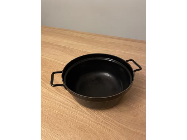 Zwarte braadpan met deksel