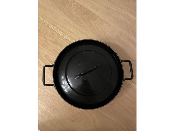 Zwarte braadpan met deksel